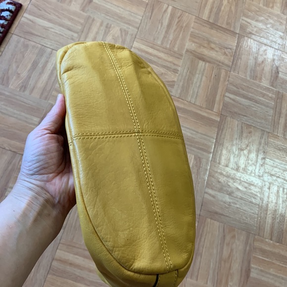 Tignanello Leather Shoulder/ Hobo Purse Camel 4 Front Pocket Striped Lining - Picture 4 of 8